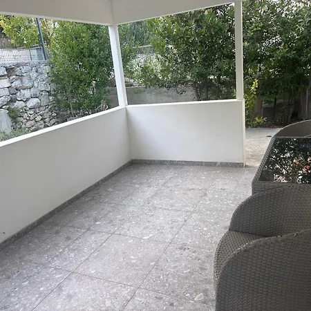 Absolutely Perfect Location Minutes From Old Town *